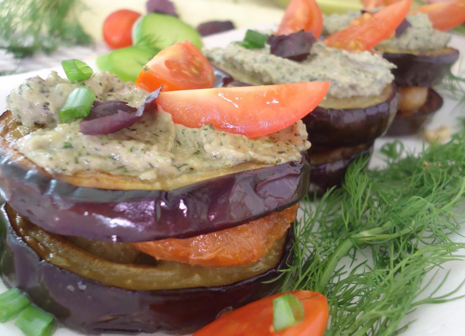 Тартинки из баклажан с мясом под соусом песто
