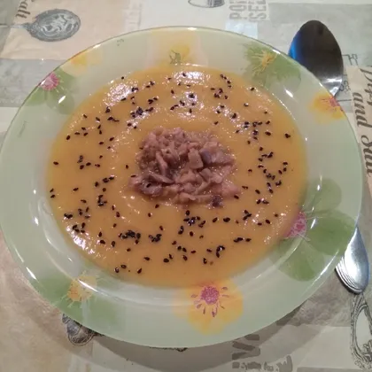 Суп-пюре из цветной капусты с грибами и черным кунжутом