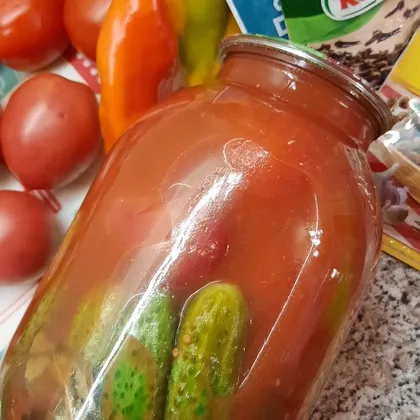 Ассорти из огурцов и помидор в томатном соке