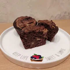 Шоколадные маффины из нутовой муки с орехами 