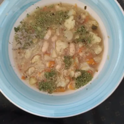 Суп из цветной капусты с фасолью и киноа