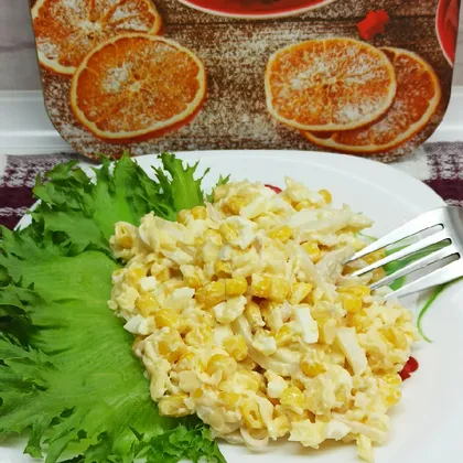 Салат с кальмарами, кукурузой и сыром