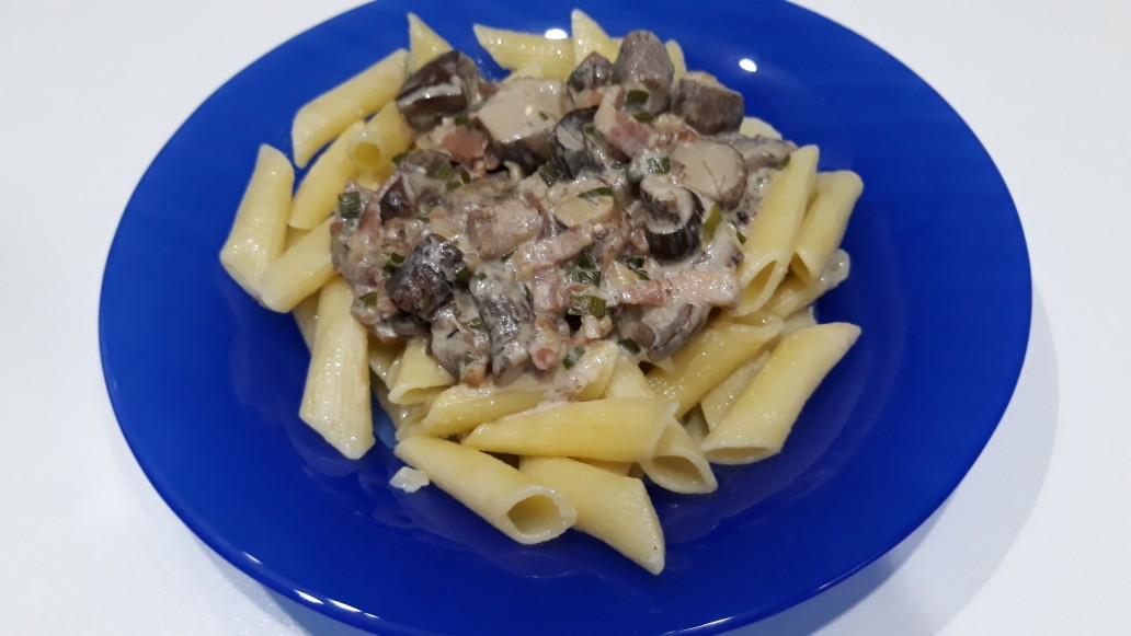 Паста "Пенне" с соусом из лесных грибов и копчёного бекона