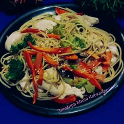 Лапша с курицей и овощами