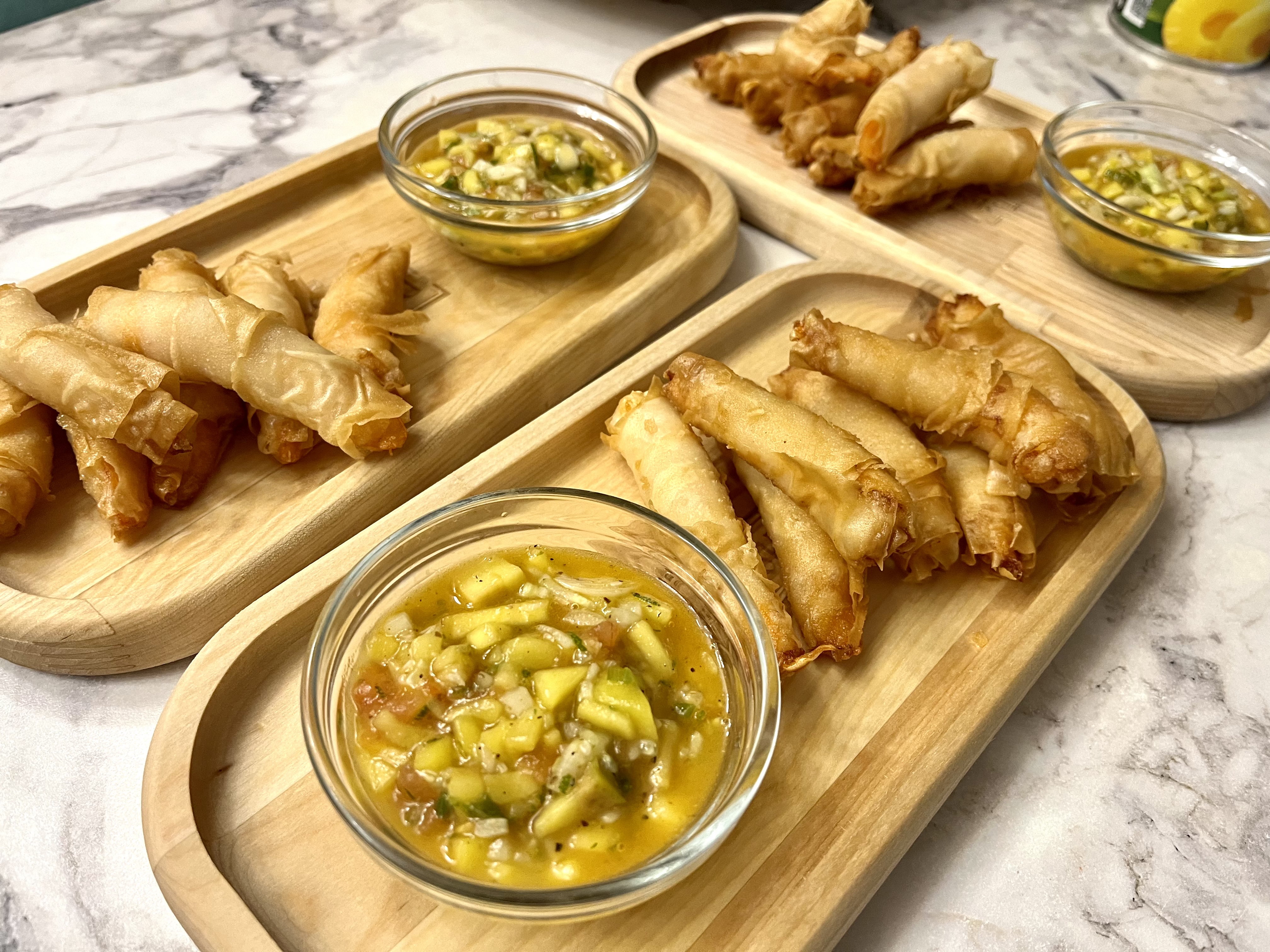 Хрустящие креветки в тесте «фило» и сальса из манго