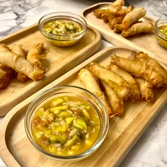 Хрустящие креветки в тесте «фило» и сальса из манго