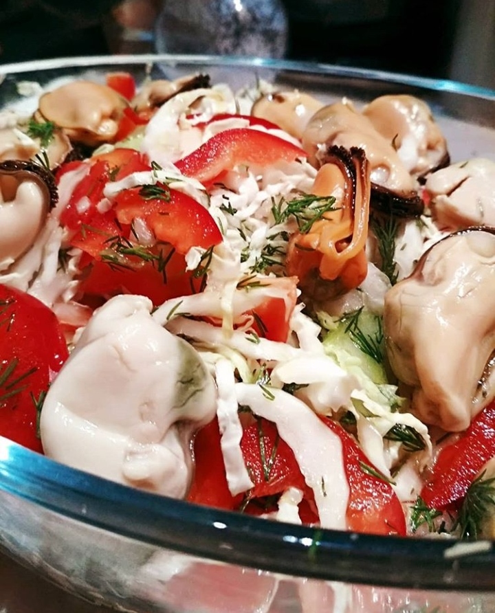 Салат с маринованными мидиями, оливками и помидорами черри | Cherry tomatoes, Salad, Seafood salad