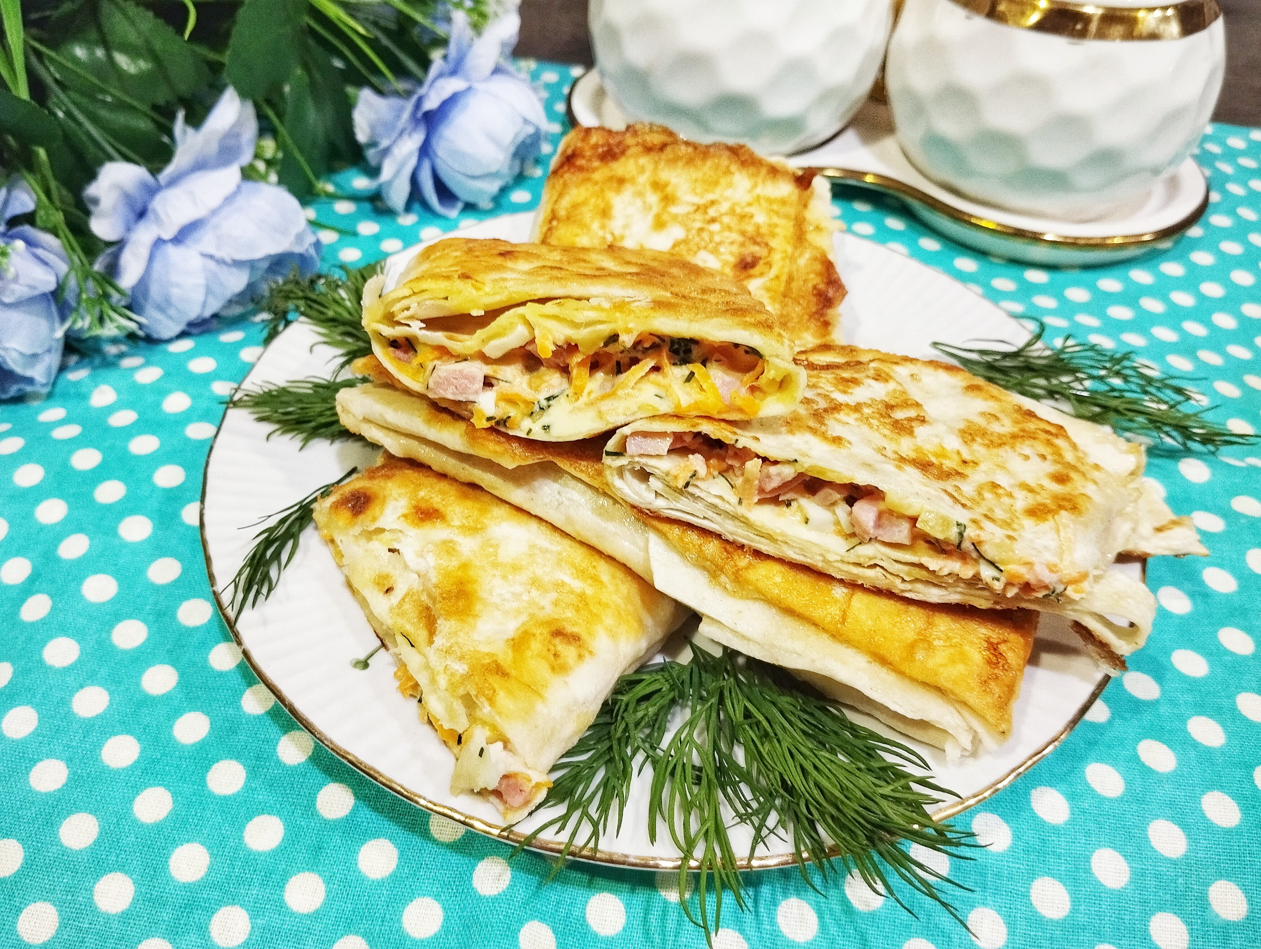 Конвертики из лаваша с ветчиной и сыром 