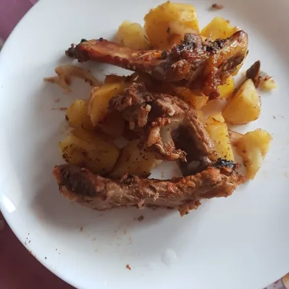 Картошка со свиными ребрышками запеченная в духовке
