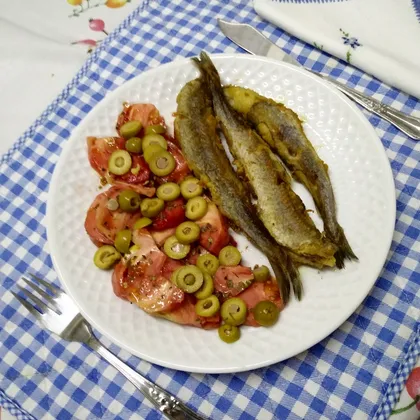 Жареная рыба с салатом из помидор