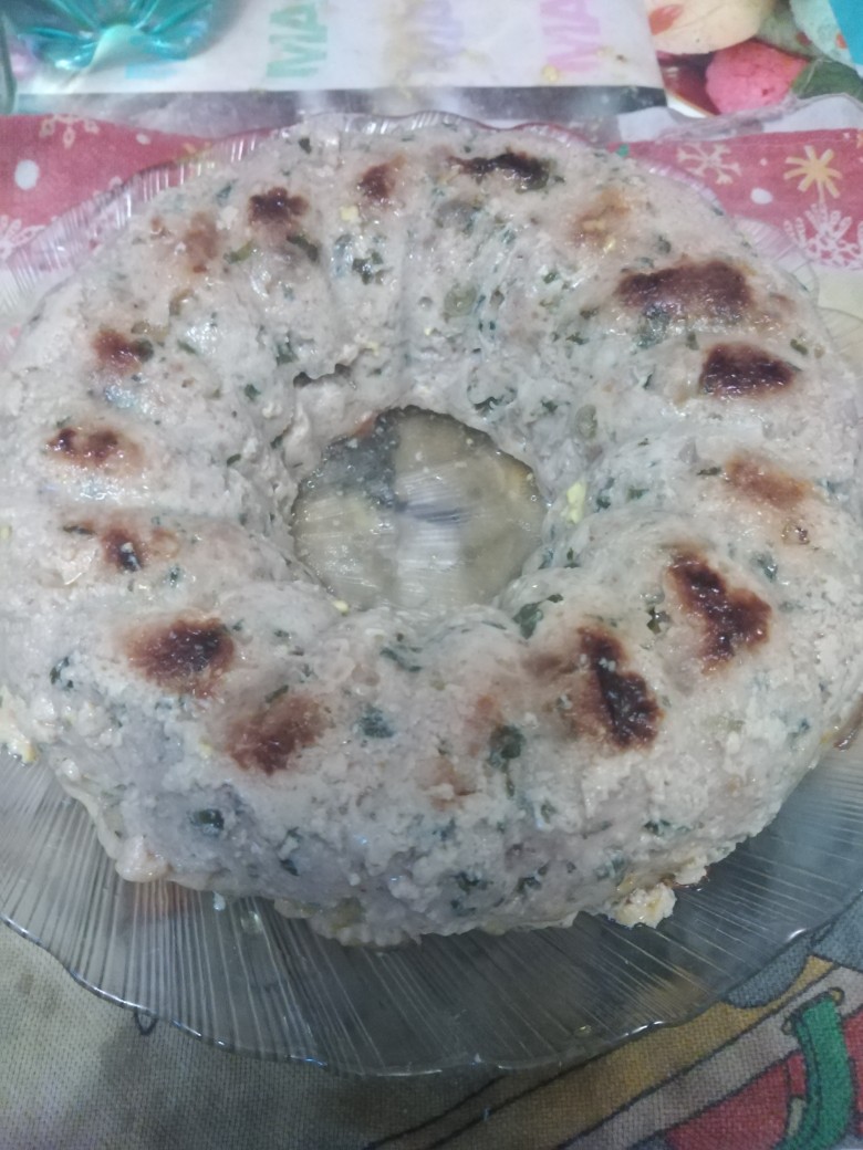 Мясное кольцо с перепелиными яйцами