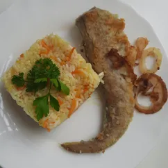 Жареный минтай с луком, рис с овощами