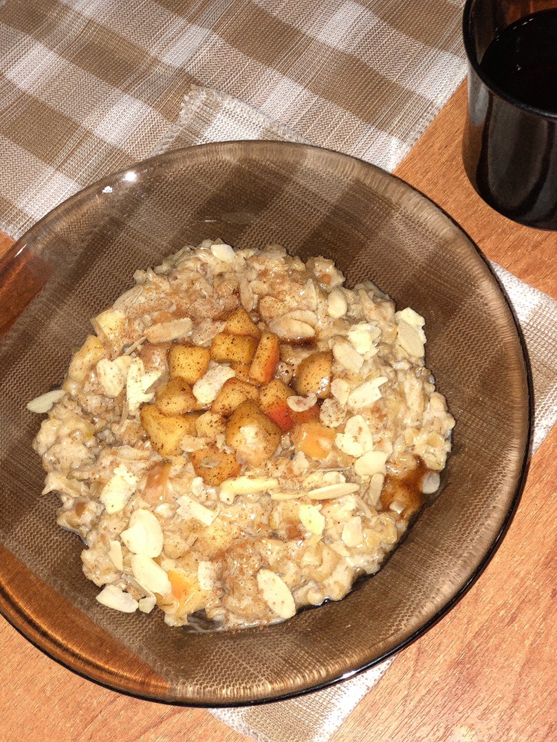Овсянка с карамелизованным яблоком и корицей