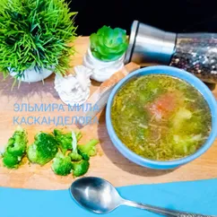 Суп с брокколи и зелёным горошком на курином бульоне