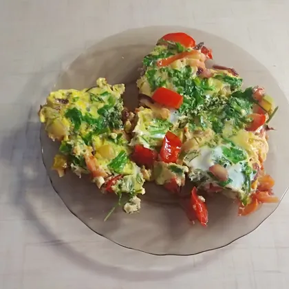 Овощи с яйцом и зеленью на сковороде