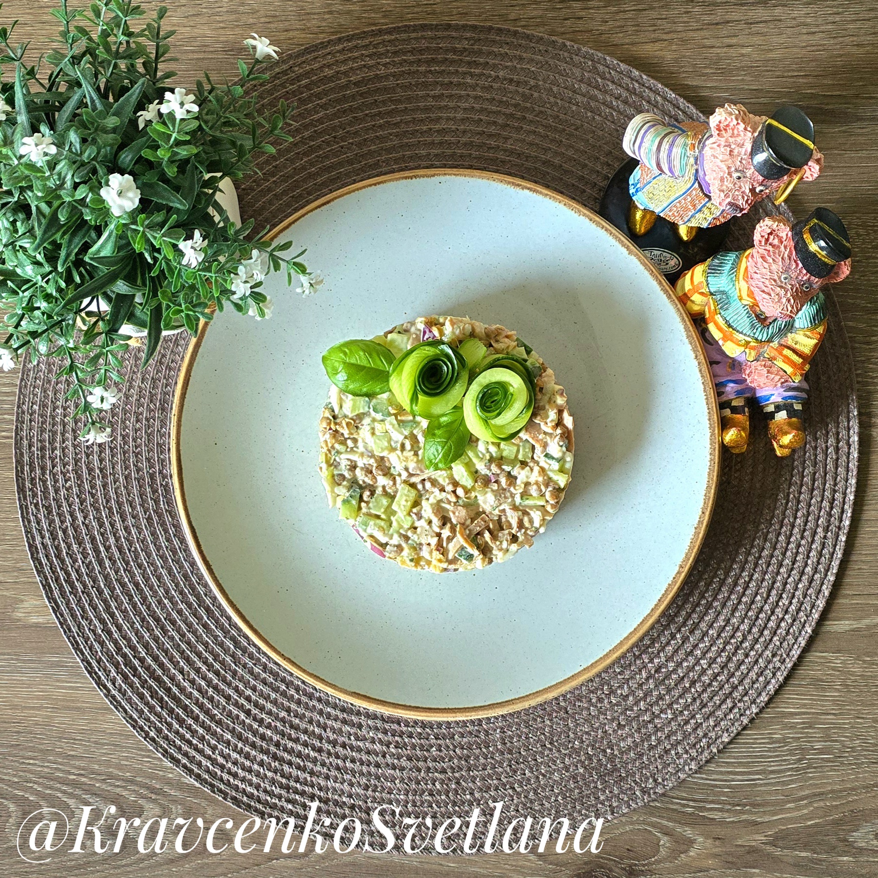 Салат из чечевицы с кальмаром