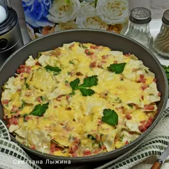 Ленивый пирог из лаваша с колбасой и сыром на сковороде