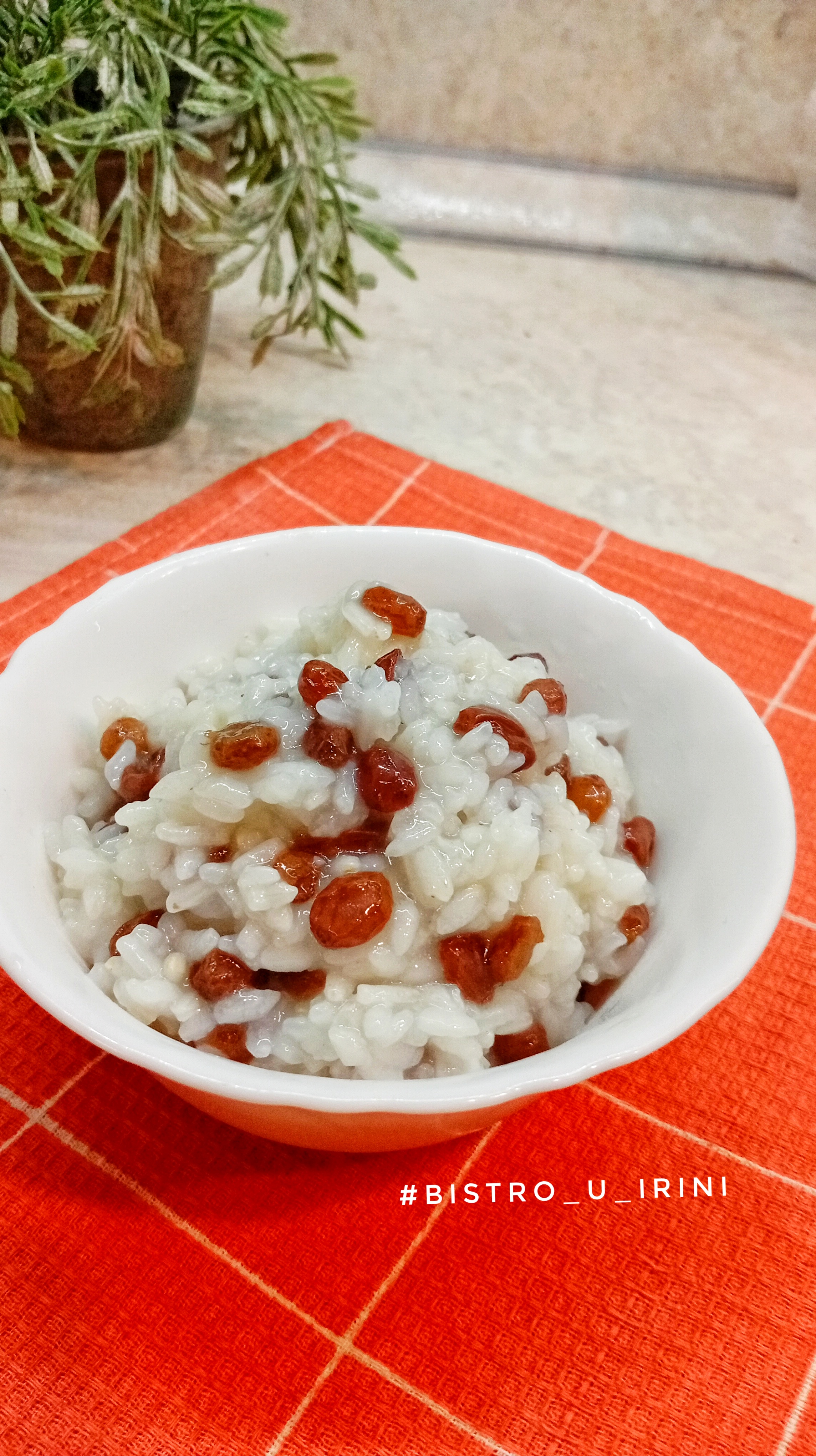 Рисовая каша на воде с изюмом