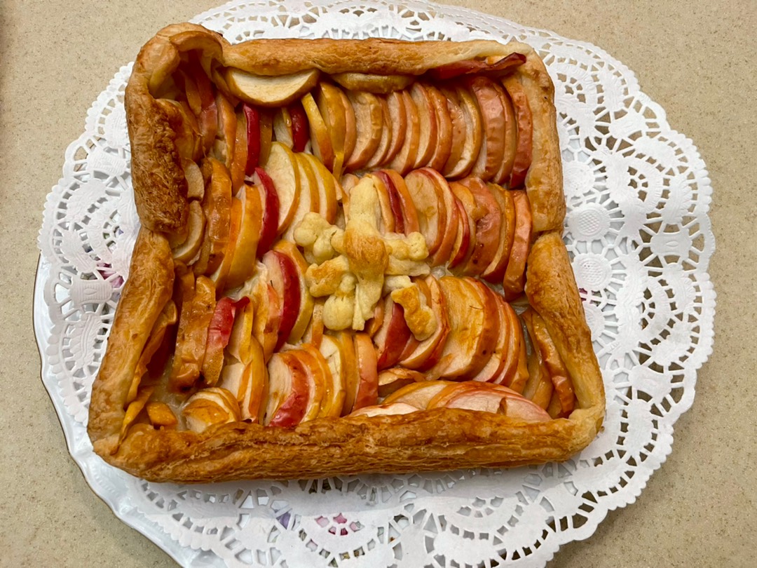 Пирог из слоёного теста с яблоками и корицей