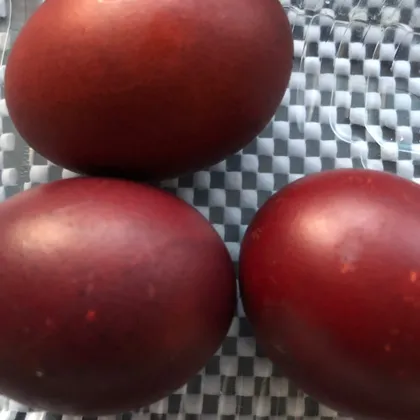Крашеные яйца в луковой шелухе