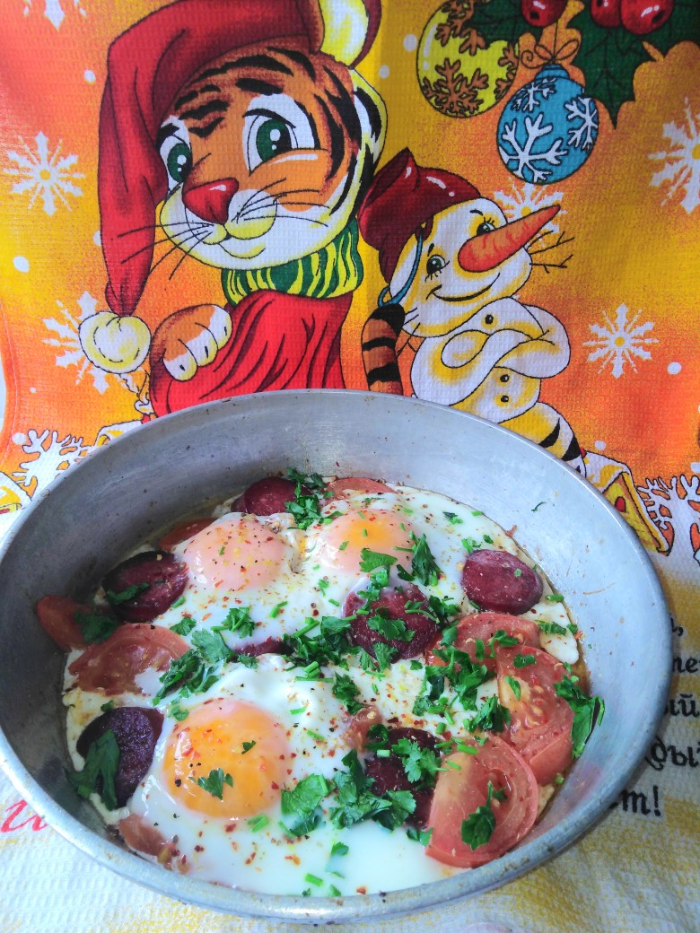 Завтрак: яичница с колбасой и помидорами