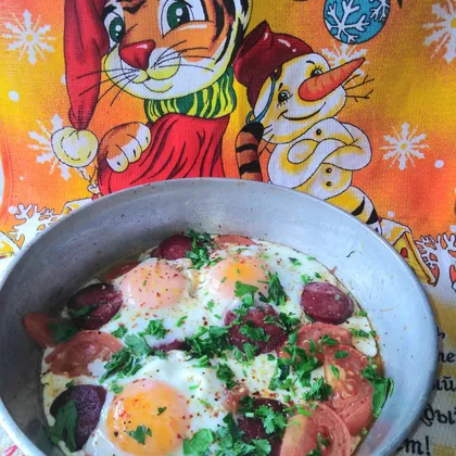 Завтрак: яичница с колбасой и помидорами