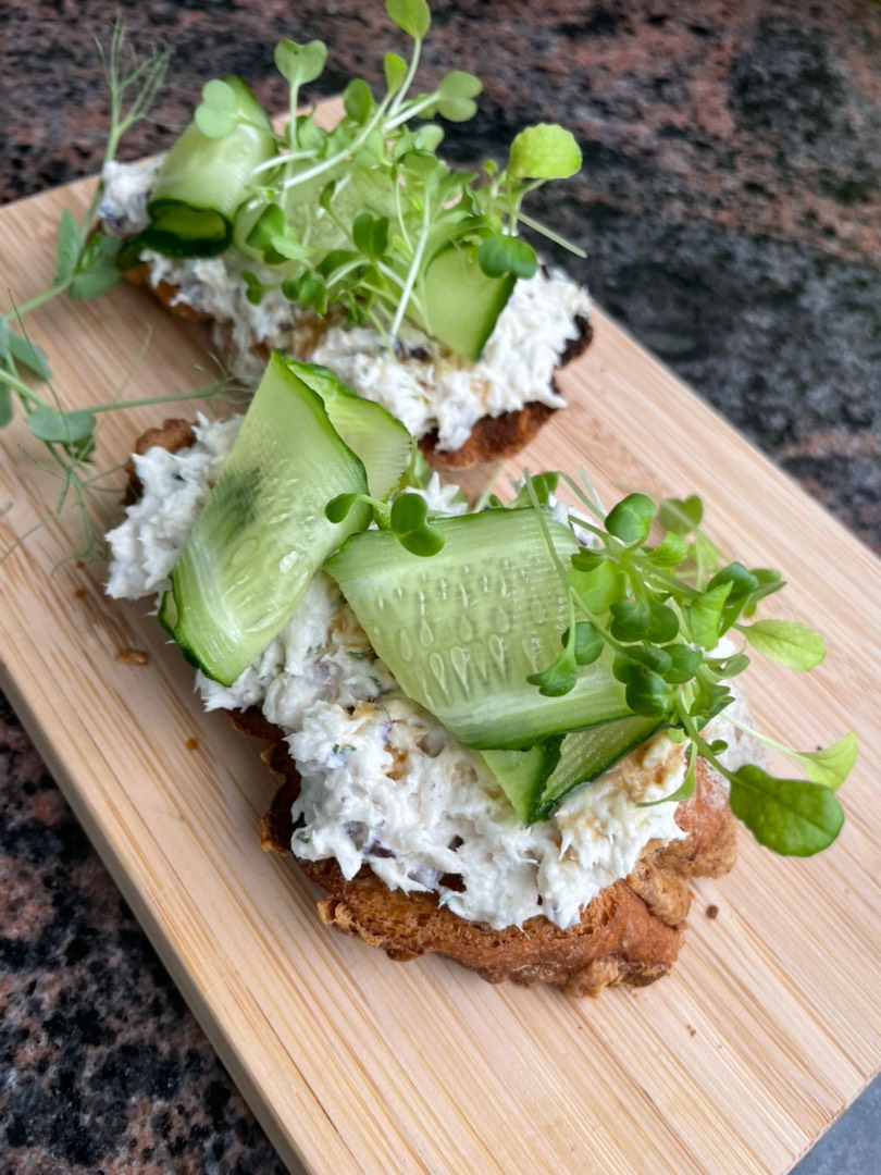 Брускетта с рийетом из рыбы и слайсами огурца 🤗