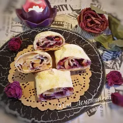 Штрудель из лаваша с творогом, яблоком и чëрной смородиной