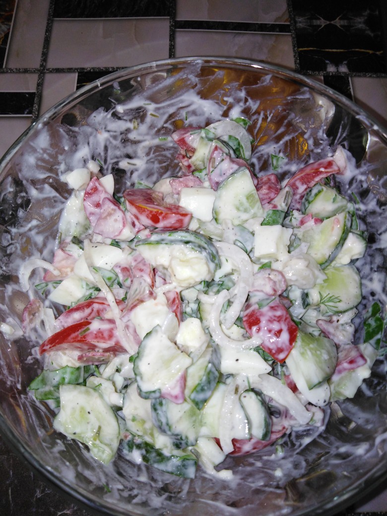 Салат овощной с ревенем и щавелем