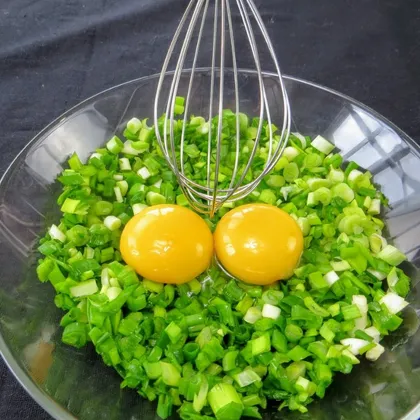 Взбейте зеленый лук с яйцом и вы останетесь довольны! Вкуснейшие лепешки с начинкой