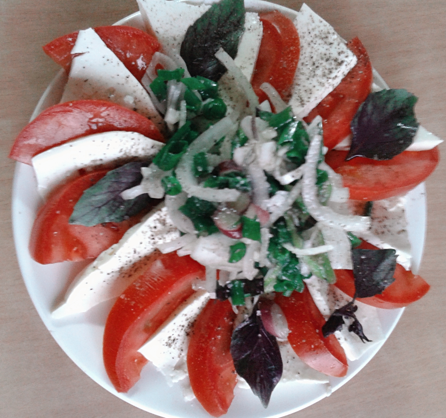 Салат  капрезе с брынзой