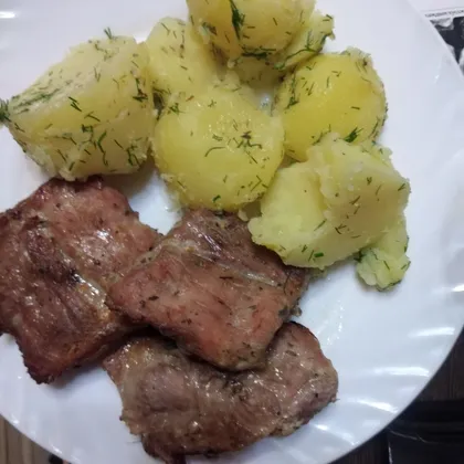 Запечённые свиные рёбрышки с варёным картофелем