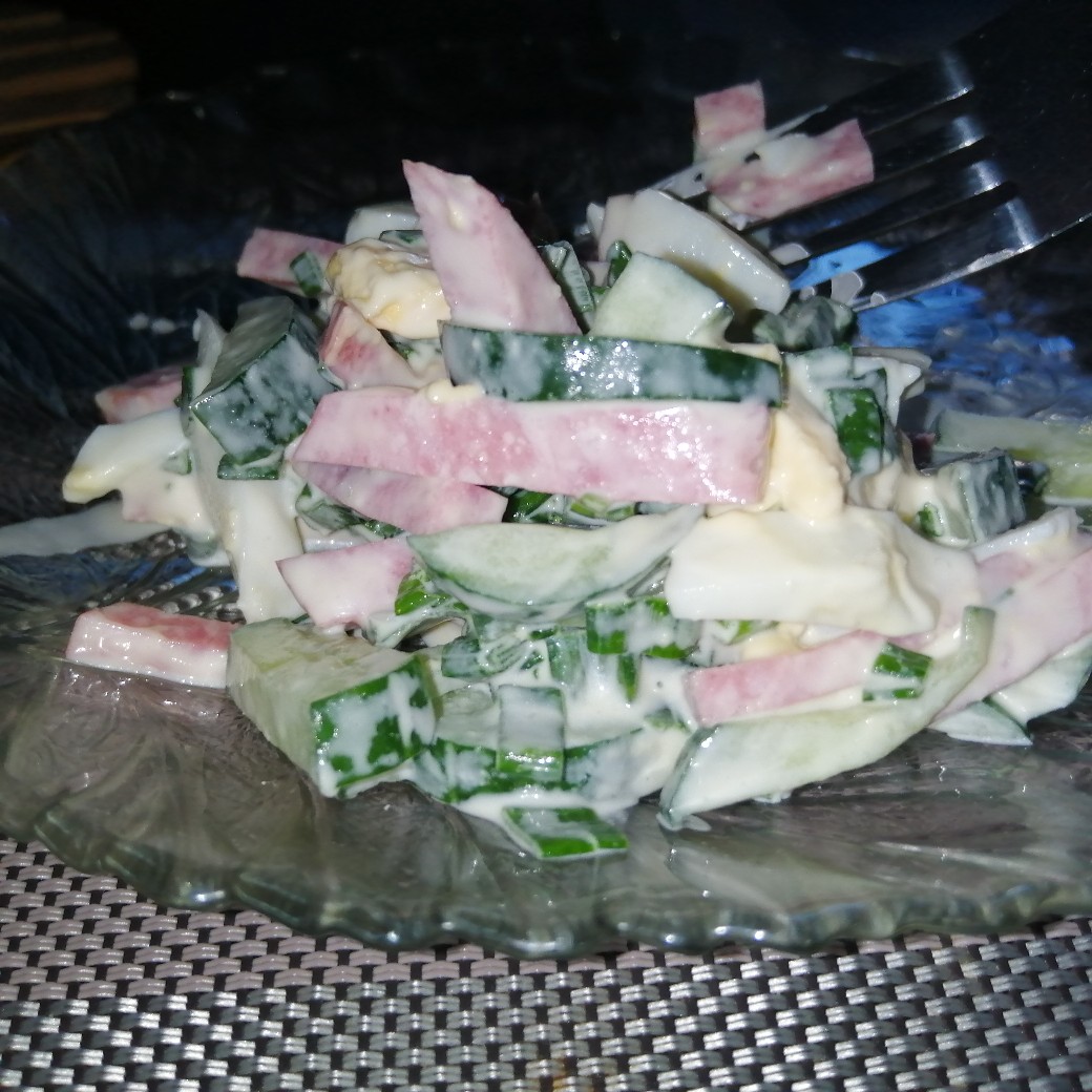 Картофельный салат с колбасой и яйцами