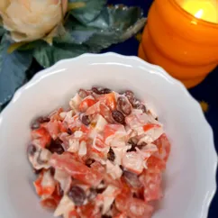 Салат из крабовых палочек с фасолью и помидорами