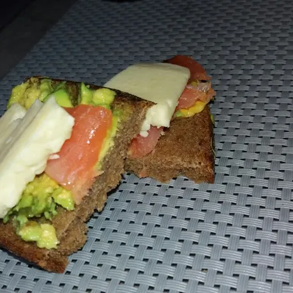 Бутерброд с семгой, авокадо и фермерским сыром