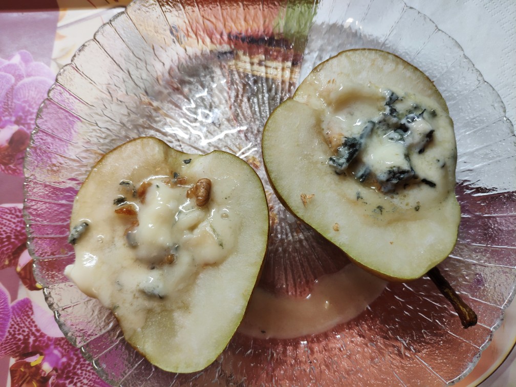 Груша с мёдом, орехами и горгонзолой