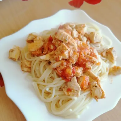 Спагетти с курицей и помидорками черри