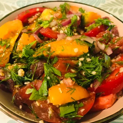 Салат из разноцветных помидоров с ялтинским маринованным луком и кедровыми орешками