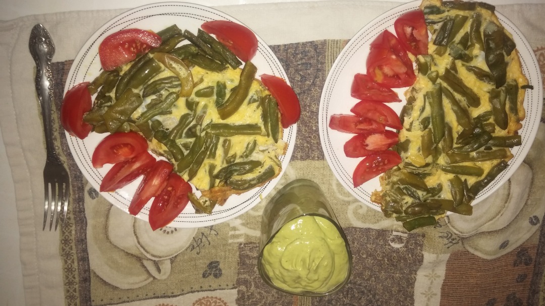 Зеленое лобио с яйцами и соусом песто с авокадо