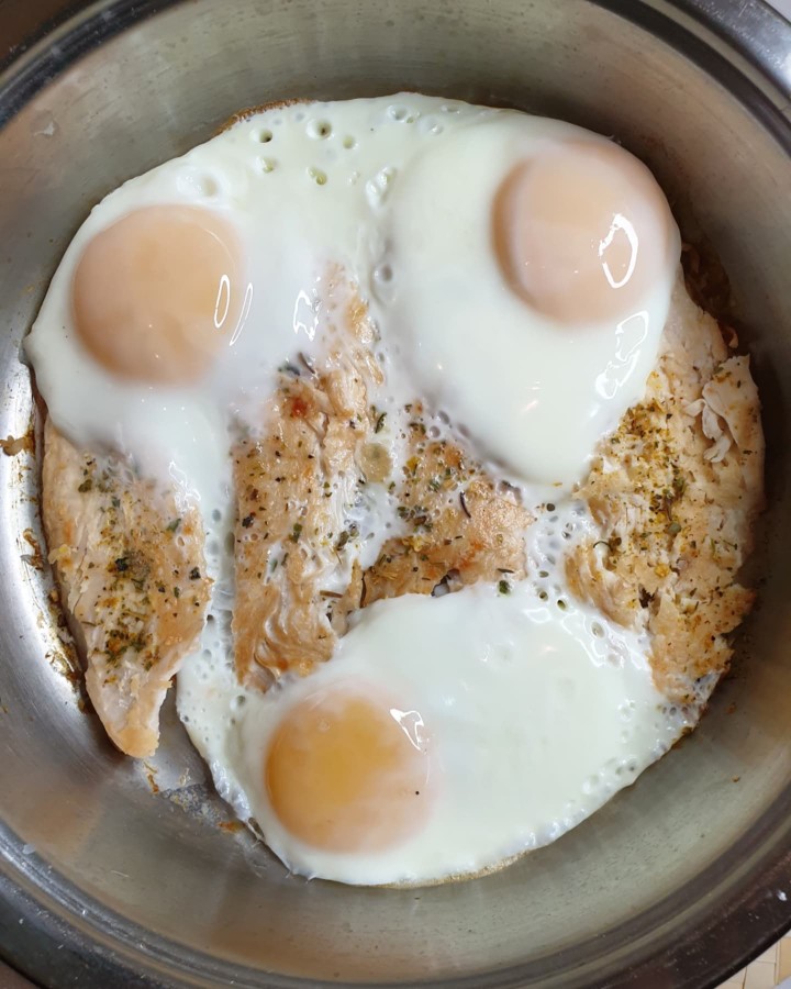 Овощи с курицей и яйцом на сковороде