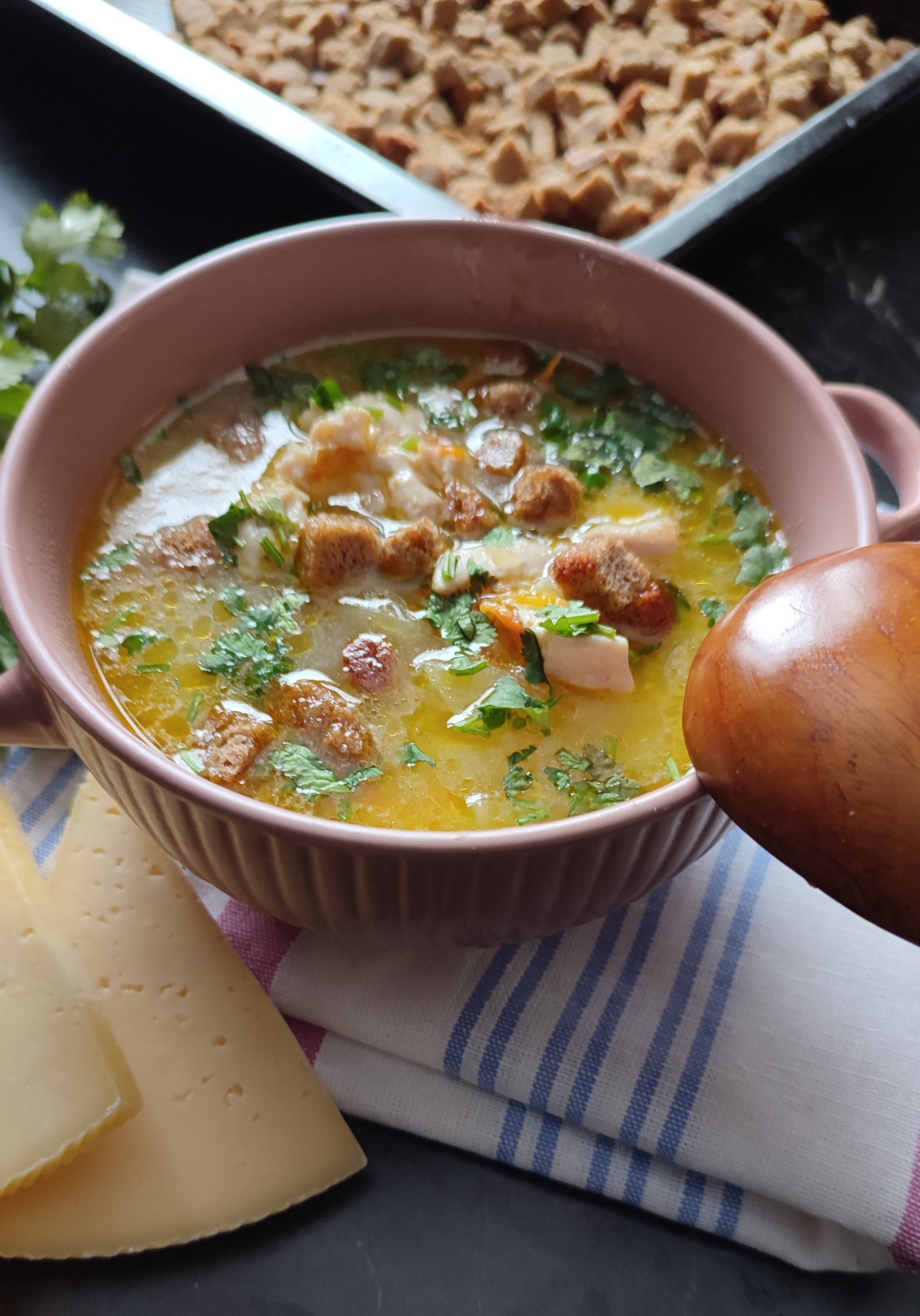 Сырный суп с курицей и сухариками