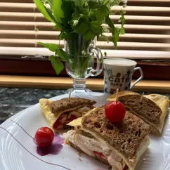 Омлетный сэндвич из зернового хлеба с куриной грудкой