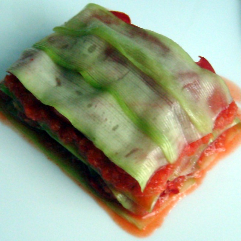 Raw Лазанья с соусом из болгарского перца