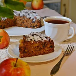 Пряный тыквенный пирог с яблоками, грецкими орехами и изюмом