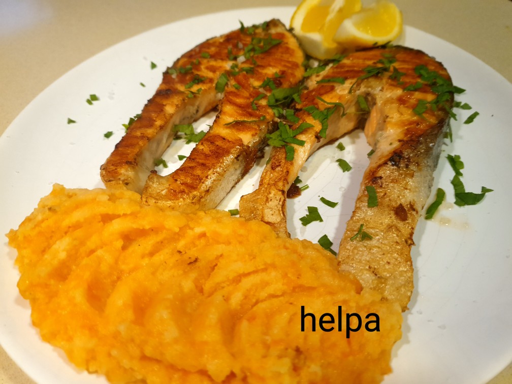 Стейк из горбуши с пюре из картофеля и моркови