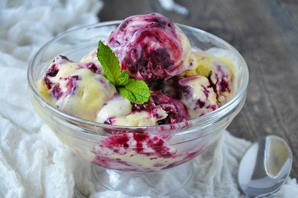 Мороженое на сливках с черной смородиной "Снежная королева"