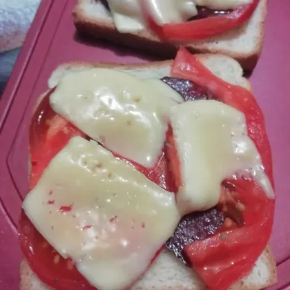 Горячие бутерброды с колбаской, помидором и сыром
