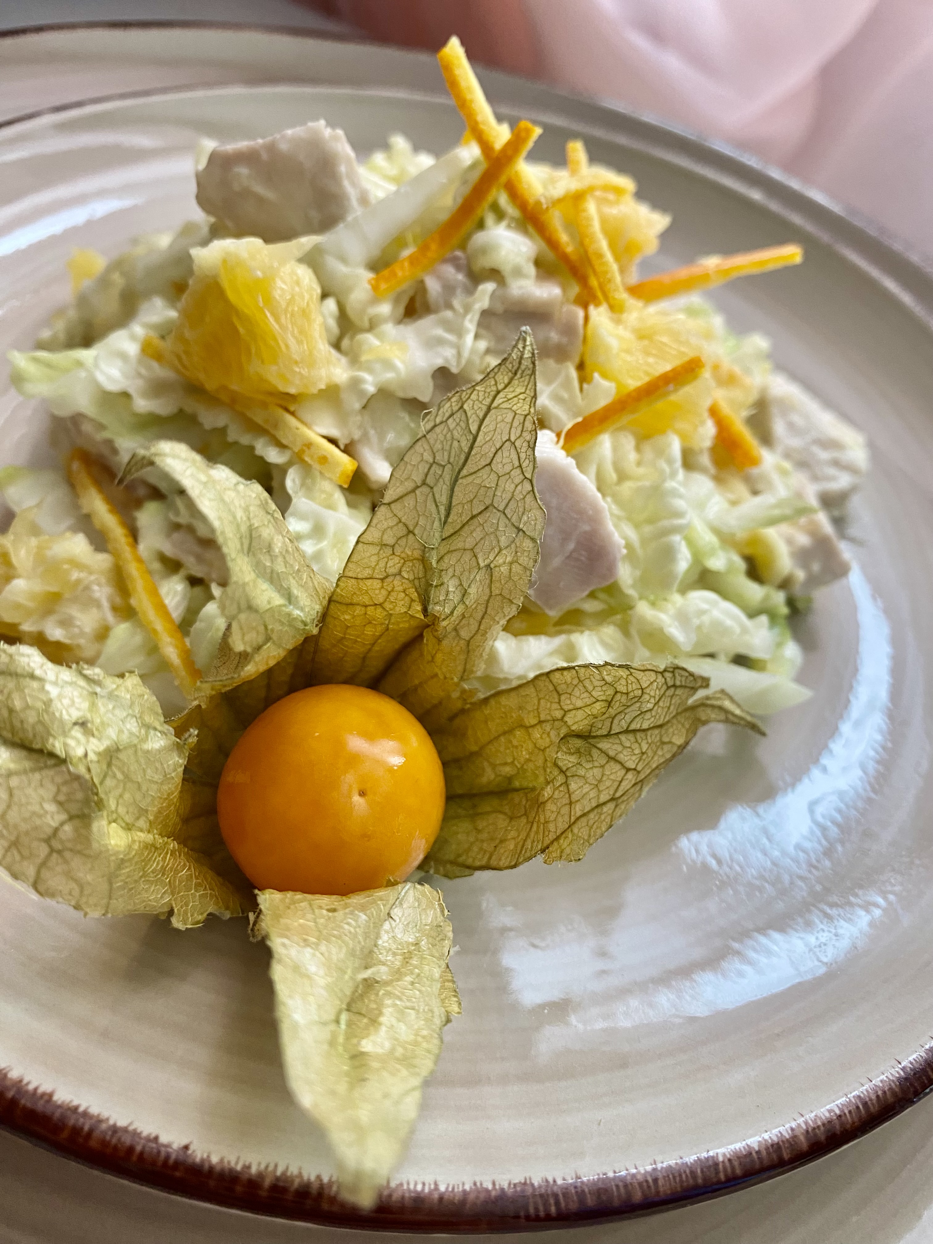Салат из пекинской капусты с апельсином и куриным филе