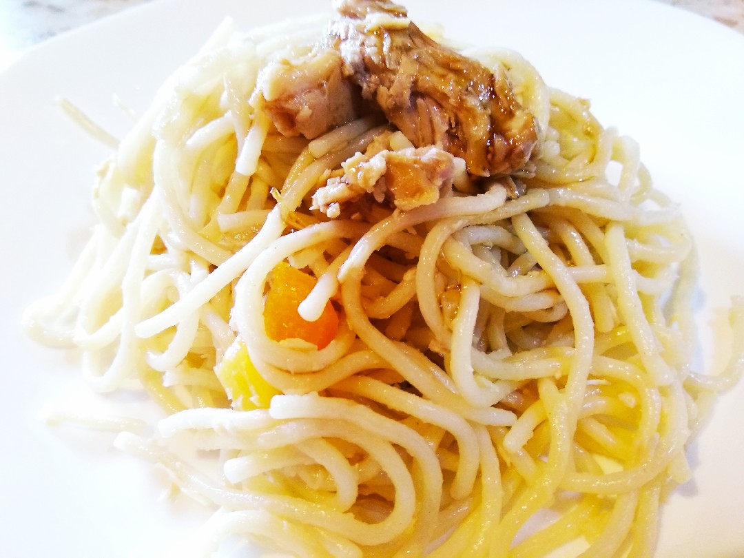 Спагетти с фермерской тушёнкой.🍝