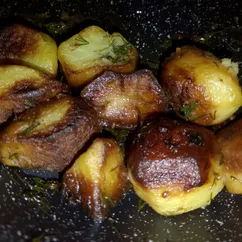 Жареный картофель с чесноком